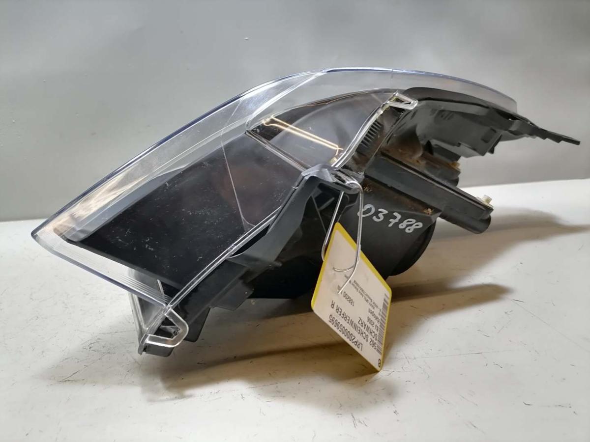 Opel Astra H Scheinwerfer vorn rechts Halogen schwarzer Hintergrund Zubeh&ouml;r Bj.2005